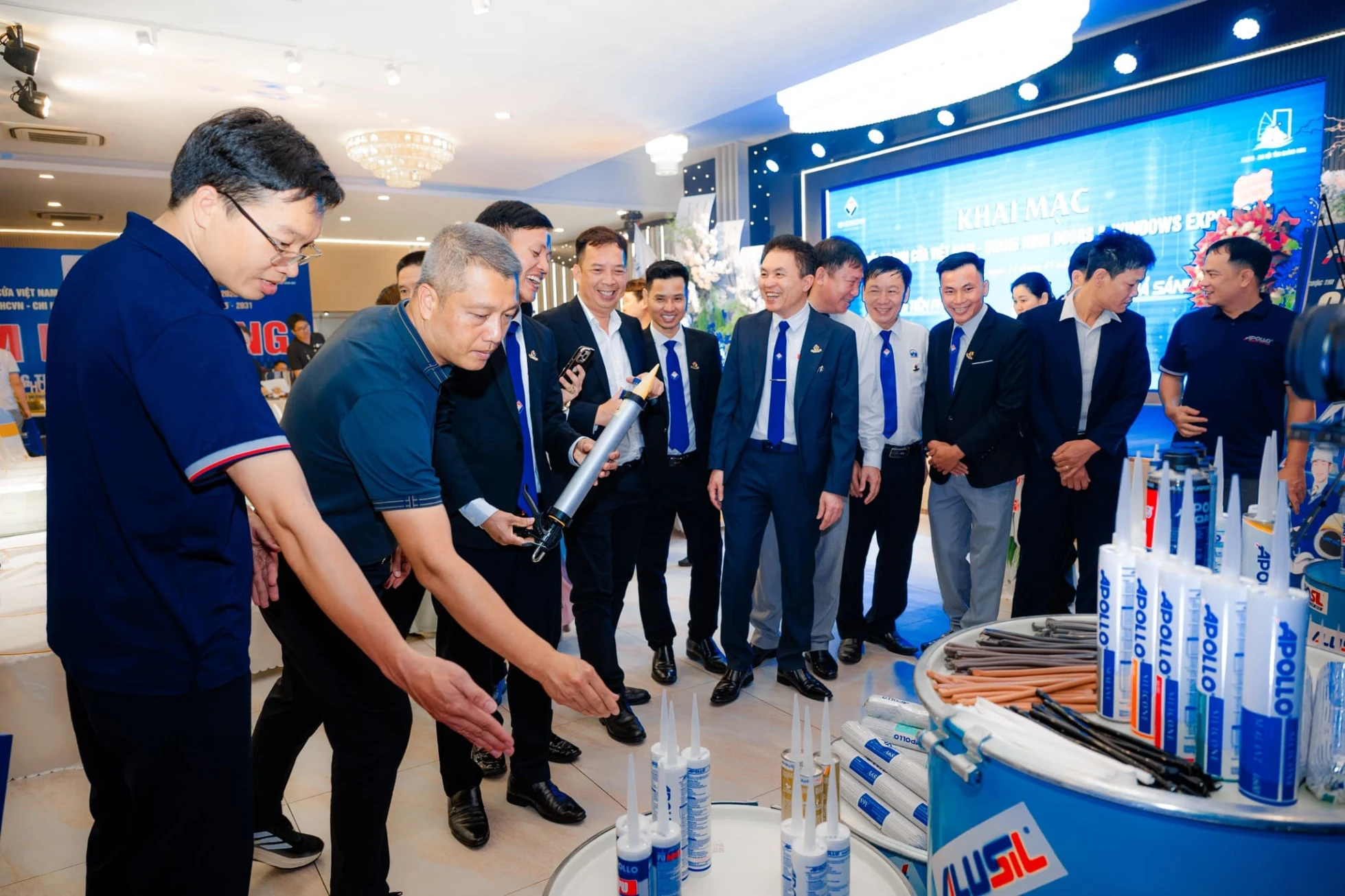 Khu trưng bày Apollo Silicone trở thành điểm dừng chân nổi bật, đón nhiều lượt khách tham quan và trao đổi tại sự kiện